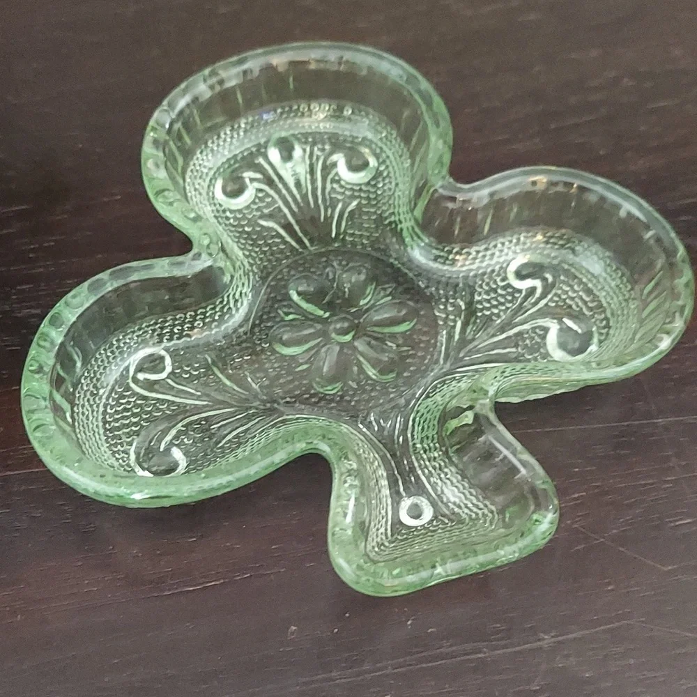 Vintage Tiara Indiana Sandwich Glass Chantilly Green Clover Trinket Dish Ashtray - Picture 1 of 4